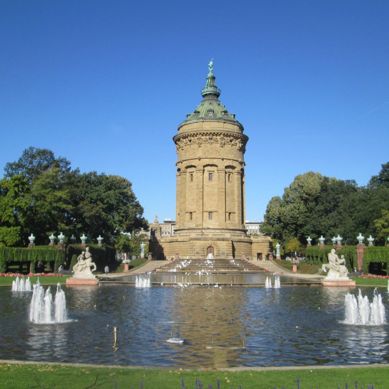 Mannheim · Foto: AnRo0002, CC0 Mannheimer Wasserturm mit Brunnenanlage am Friedrichsplatz